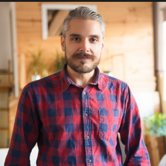 Travis Mitchell | Lead Tech Reviewer & Product Testing Specialist